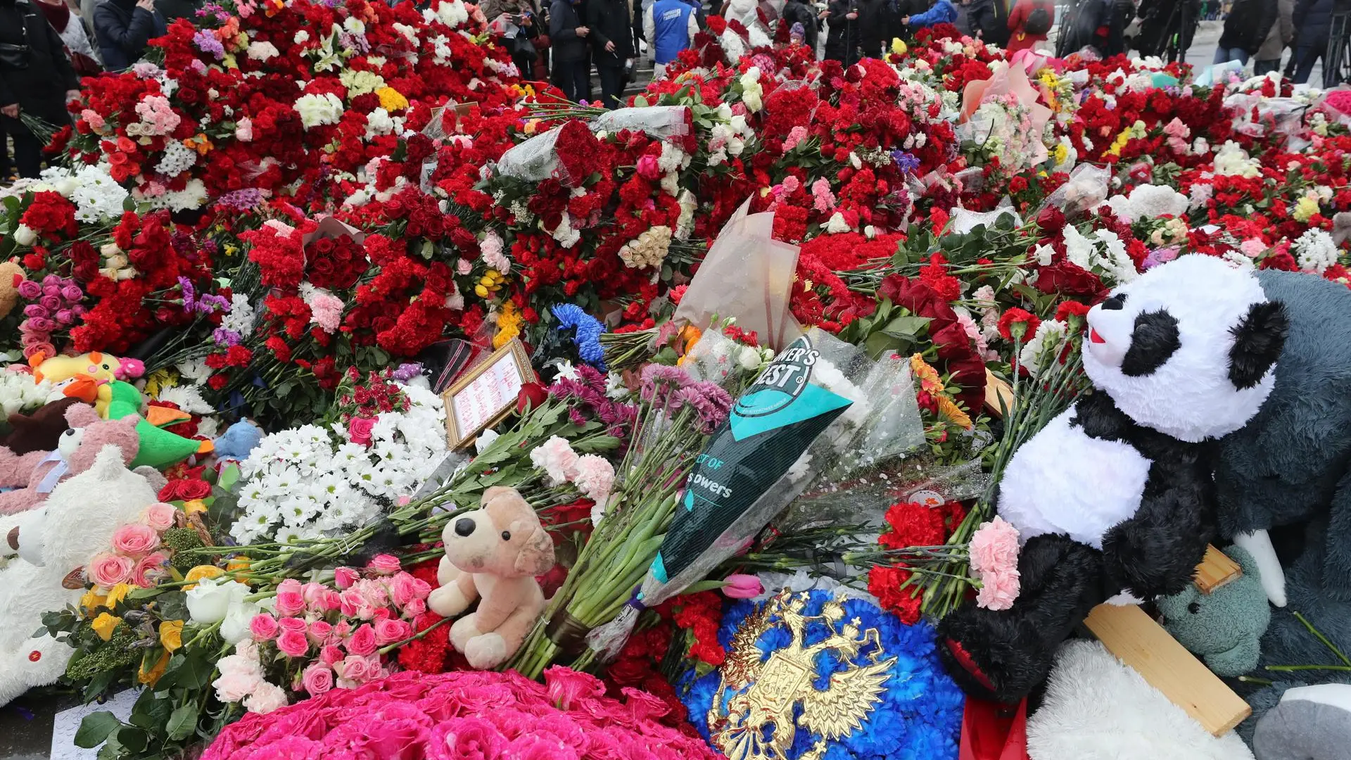 Moscow mourns 137 dead as Kremlin avoids naming Islamic State as perpetrator