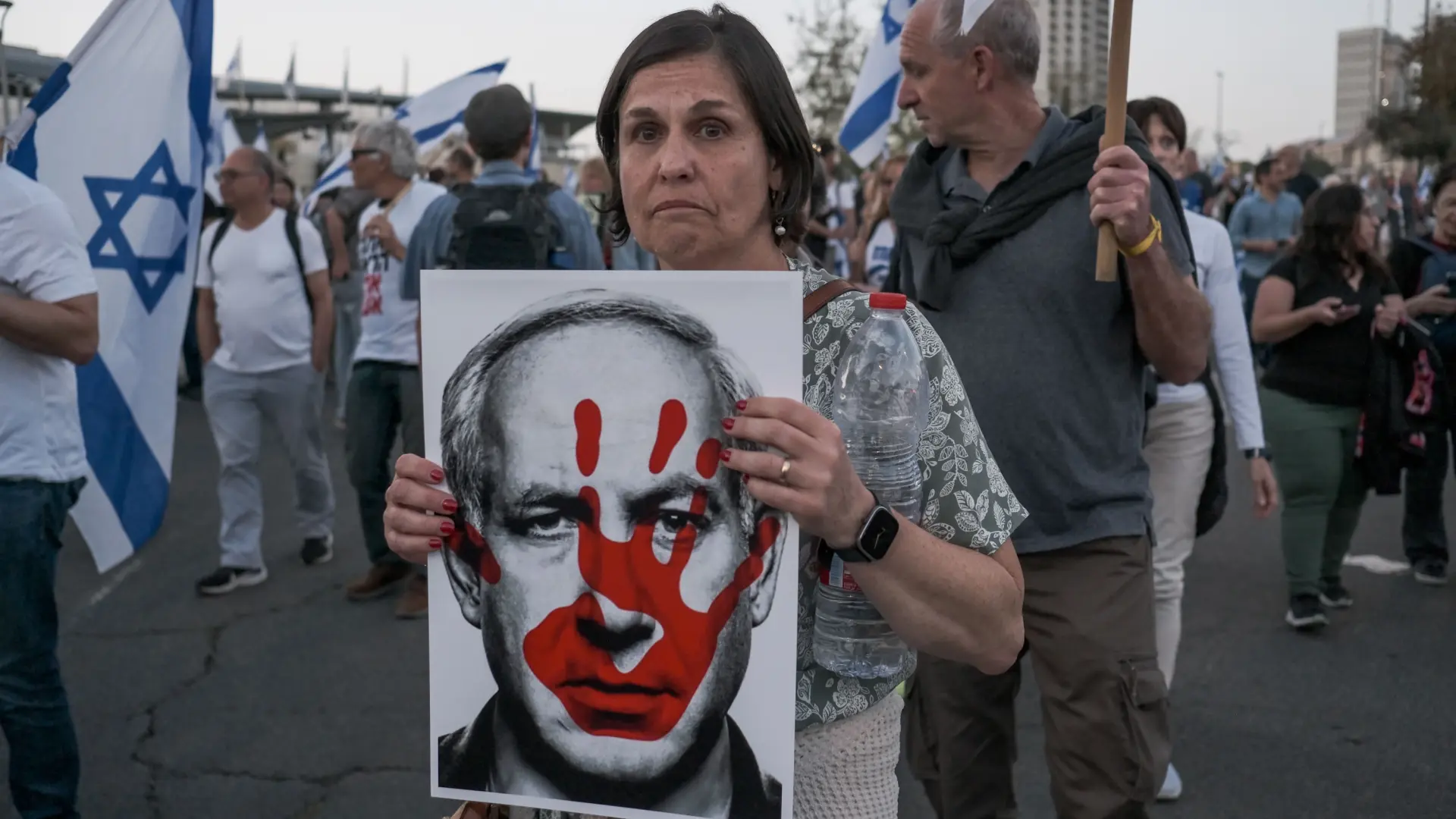 More than 100,000 protesters call for Netanyahu's resignation in Jerusalem in the largest mobilization since 7-O