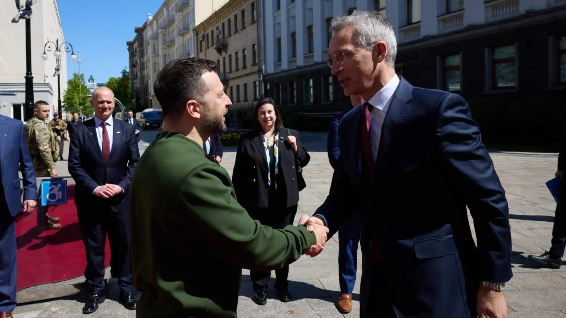 Stoltenberg gives Zelensky in kyiv a dose of optimism about the long-term fund to help Ukraine: "It's not too late"