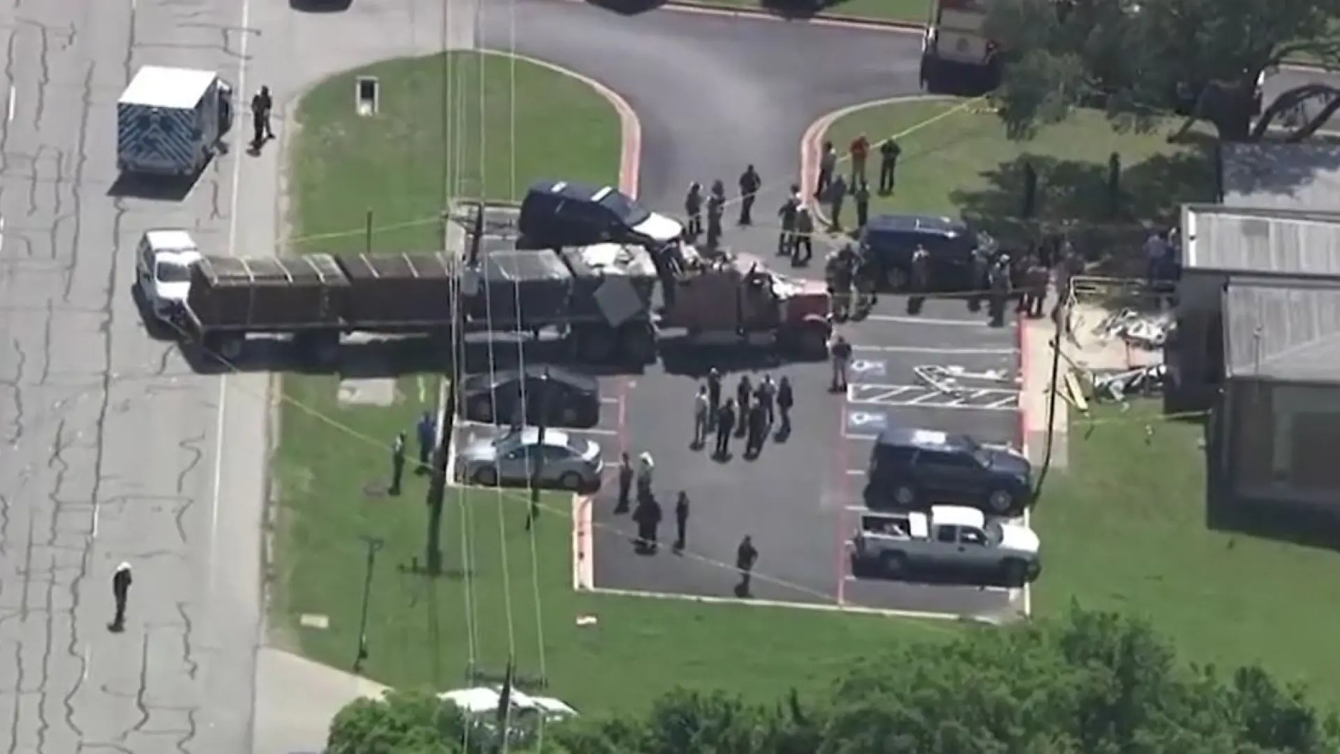 One dead and 14 injured after an intentional crash of a truck against the police headquarters in Texas