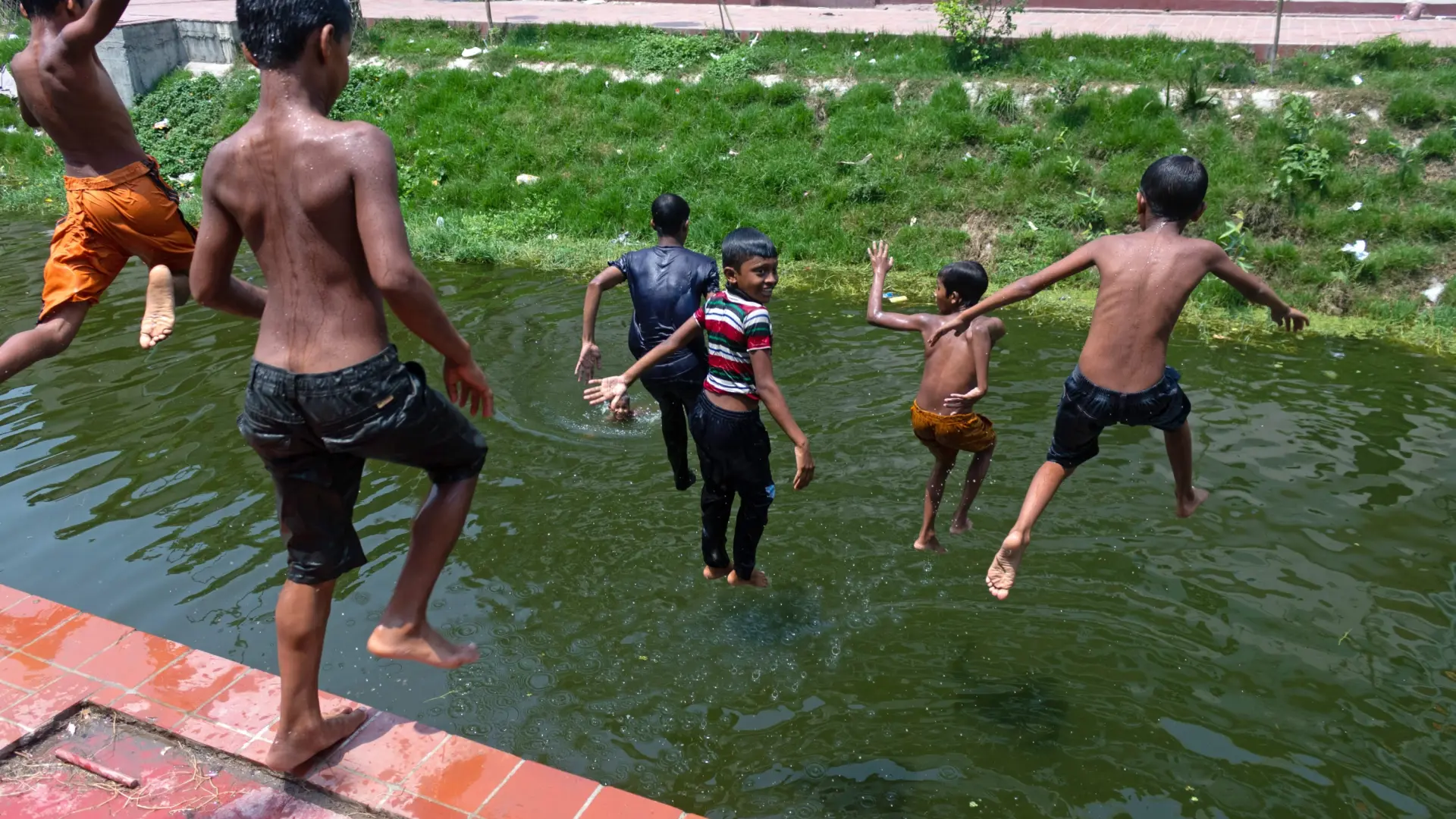 An extreme heat wave affects Southeast Asia, causing dozens of deaths and forcing the closure of schools in the Philippines and Bangladesh