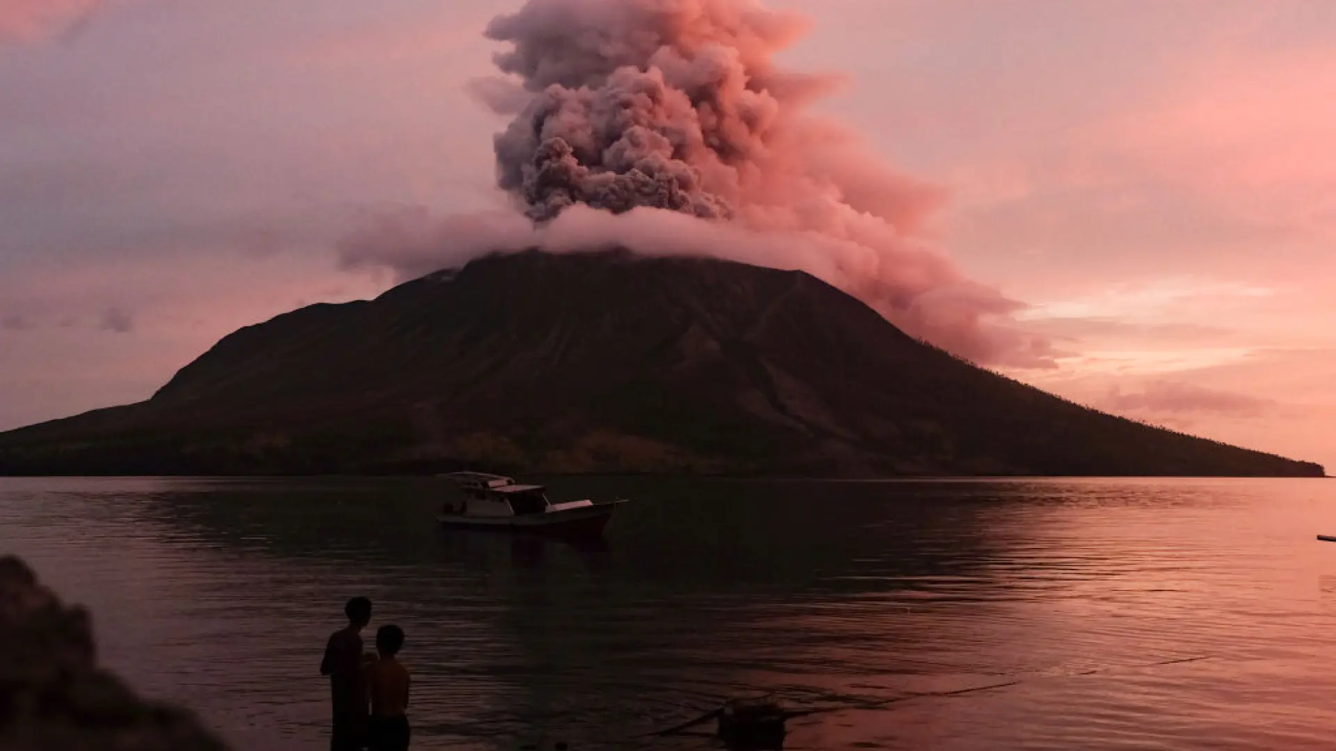 Indonesia's Ruang volcano erupts again with a 5,000-meter cloud