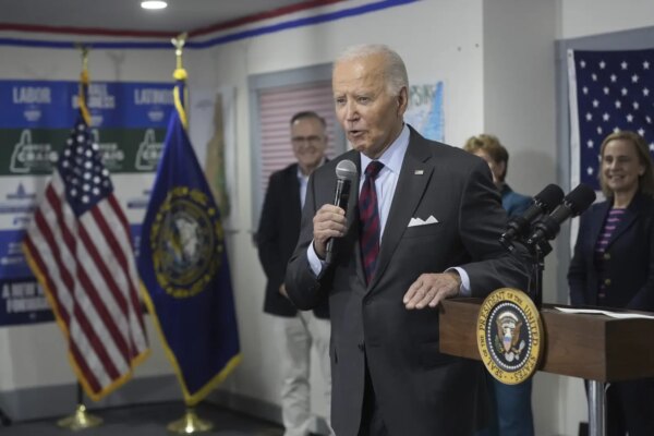 Biden calls for "locking up" Trump and then qualifies after being applauded: "...politically"