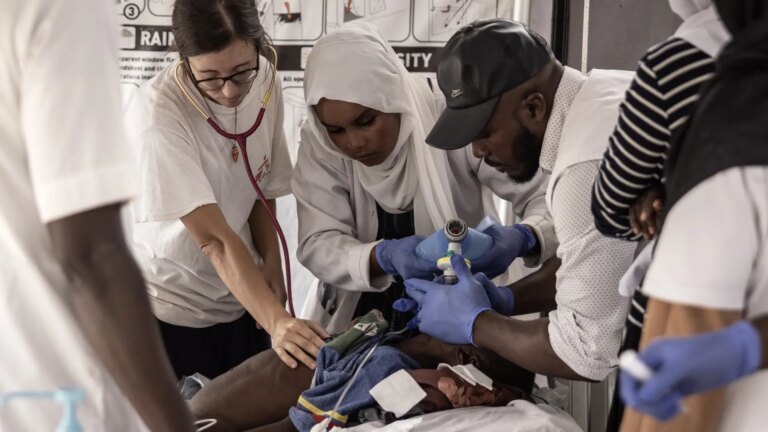 Sudanese refugees help build a hospital in Chad: "There are those who survive the war and die from drinking dirty water"