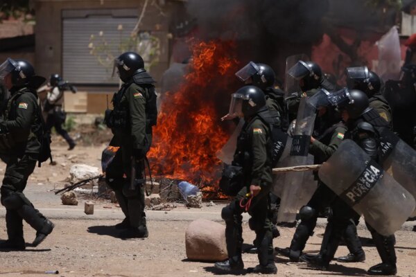 The president of Bolivia denounces the taking of three barracks with hostages by "armed groups" related to Evo Morales