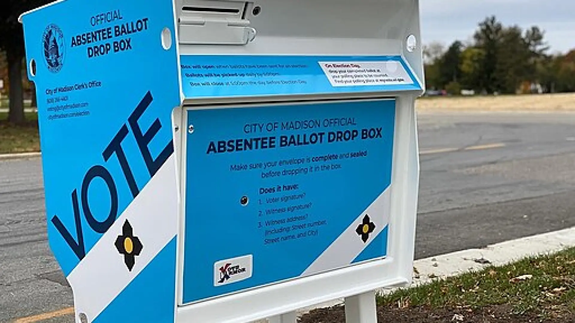 What is absentee voting, a right of citizens in the 2024 US elections