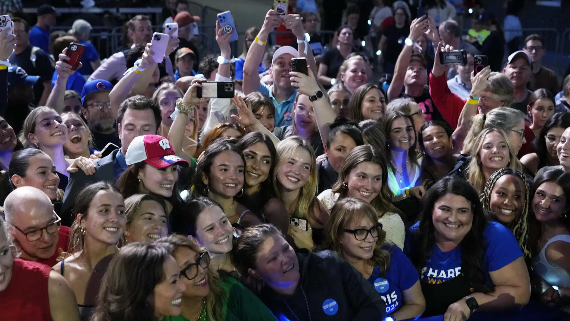 Harris visits three key states and encourages young people to vote: "I see their power"