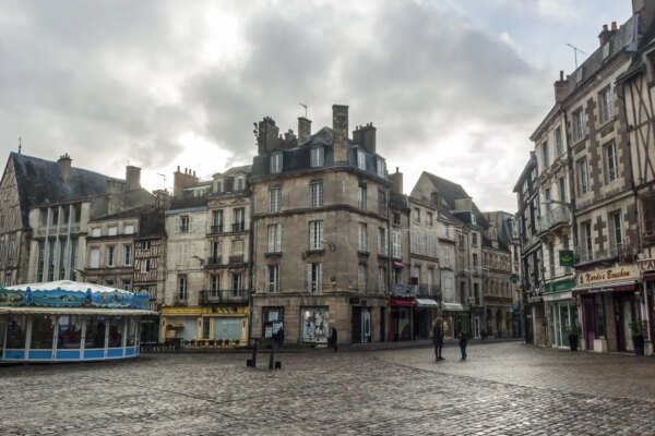 Five seriously injured in a shooting with hundreds involved in the French city of Poitiers