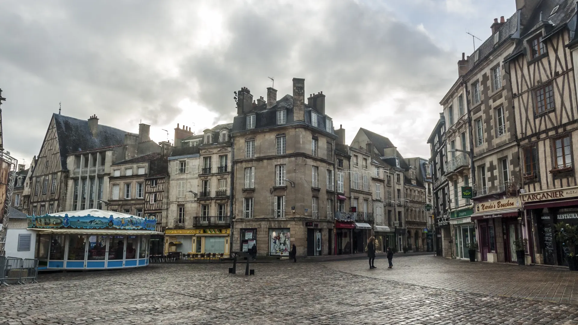 Five seriously injured in a shooting with hundreds involved in the French city of Poitiers