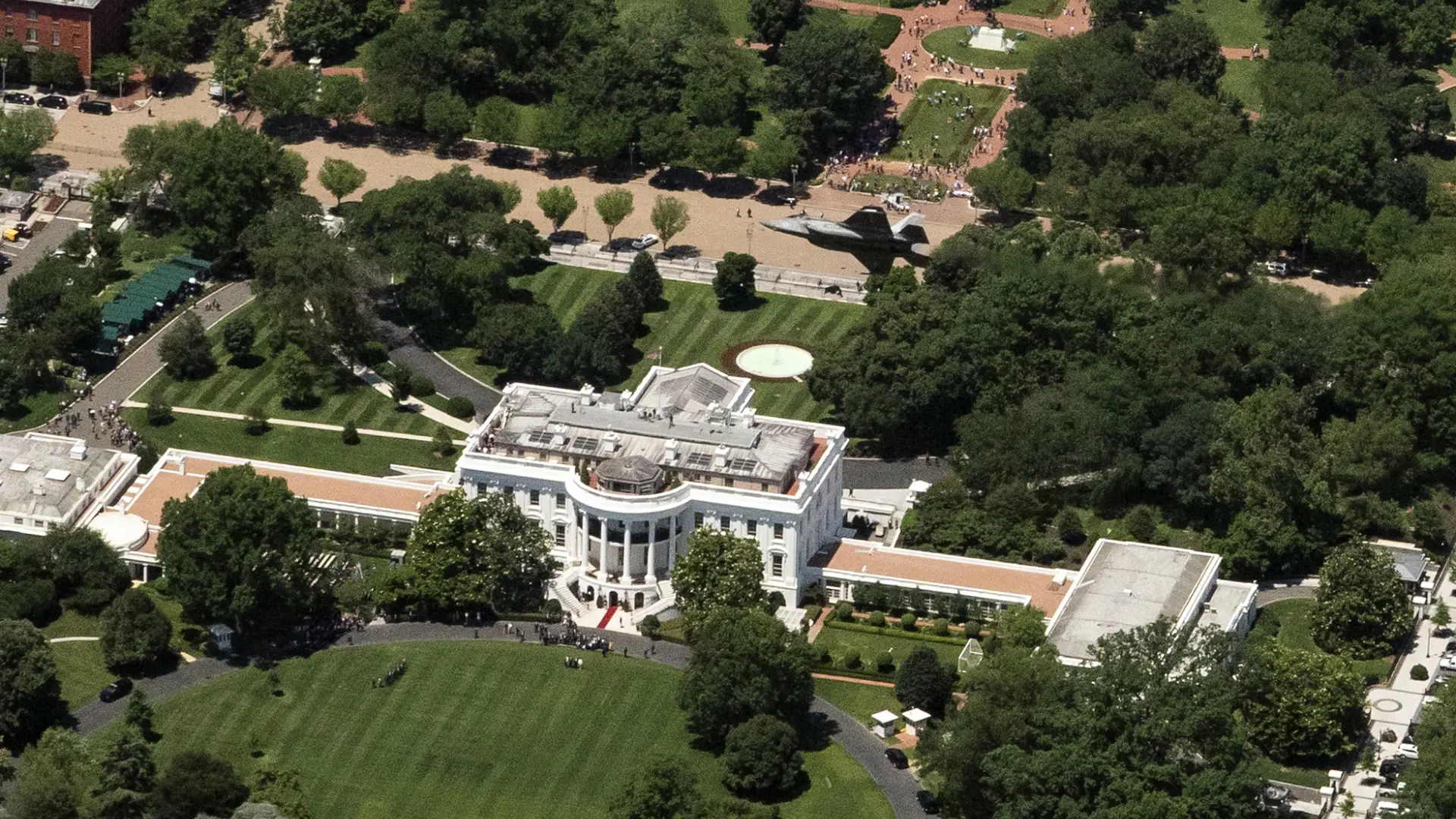 This is the White House: 132 rooms, 3 kitchens, 35 bathrooms, cinema, gym, beehives and a bowling alley